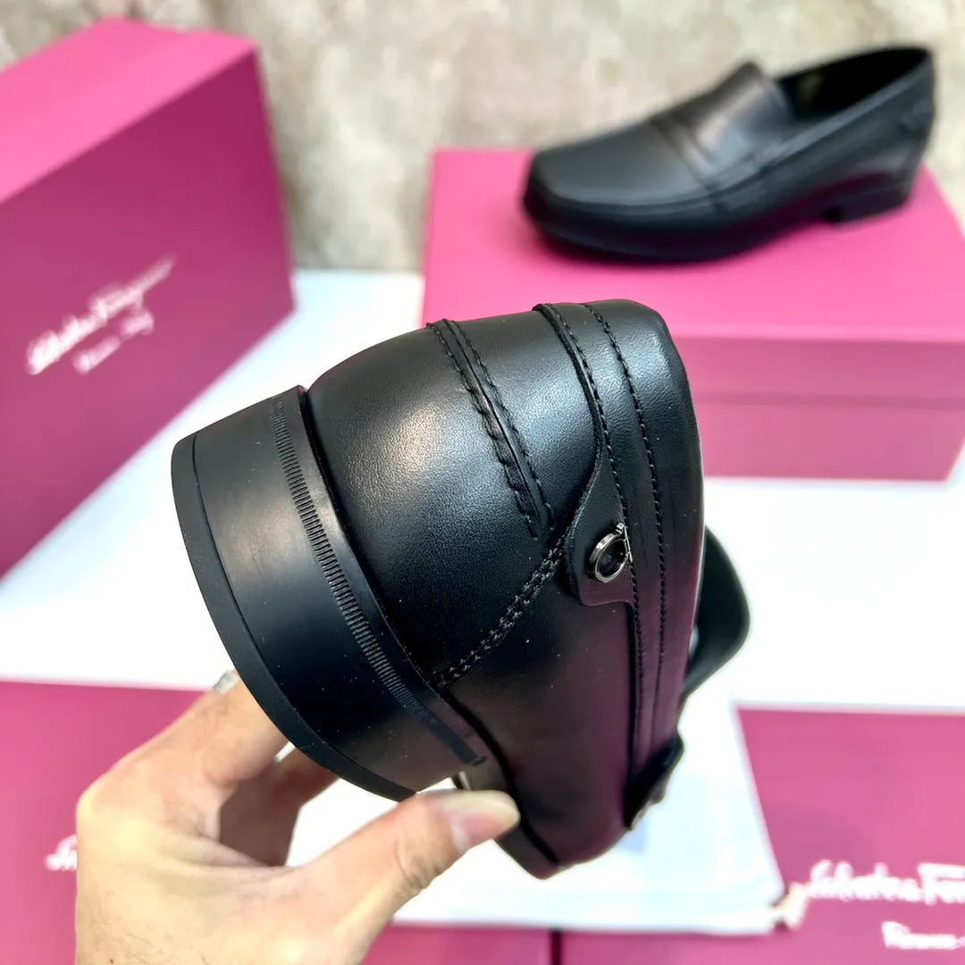Original quality P780 Brand: Ferragamo Standard size: Men's size 39–44 (38.45 can be customized) Grade: Same style as the official website High-quality men's shoes Material: Customized first-layer calfskin with water-dyed cowhide lining Cowhide tiptoe Original non-slip and wear-resistant rubber outsole Style category: Men's formal business leather shoes are young and fashionable European and American trends British style Casual matching and comfortable feet Color: actual picture